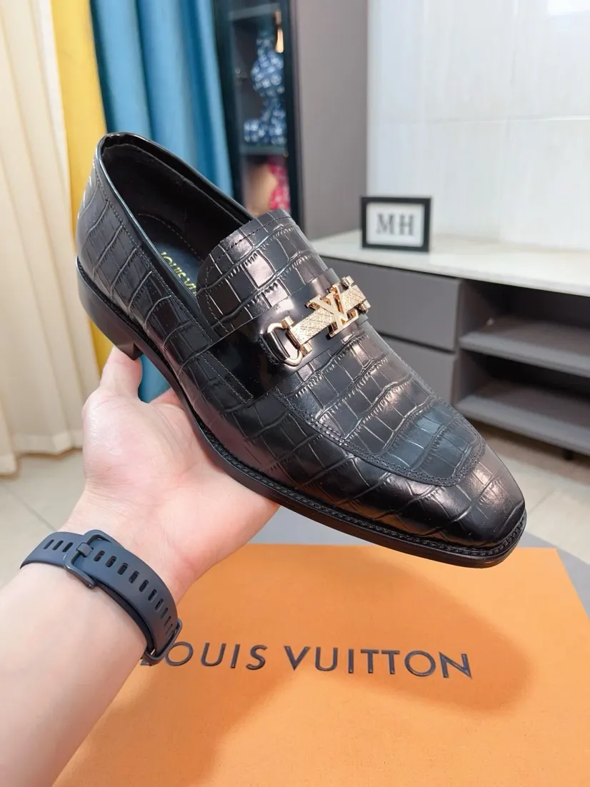 Men's men's shoes 💰500🌸🌸 [Louis Vuitton (LV)] High-end business formal leather shoes 🍀 luxurious and elegant style, both practicality and style, professional focus on details and quality, counter original 1⃣️: 1⃣️ ultra-accurate reproduction 👍🏻! Material: The upper is made of imported original calfskin➕imported Italian cowhide leather. Original anti-slip and wear-resistant outsole! Code number: 38--44 (45 customized)